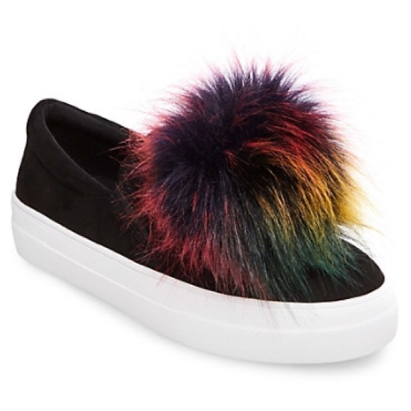 Steve Madden Shoes - 💫 Steve Madden Pom Pom shoes 🌈